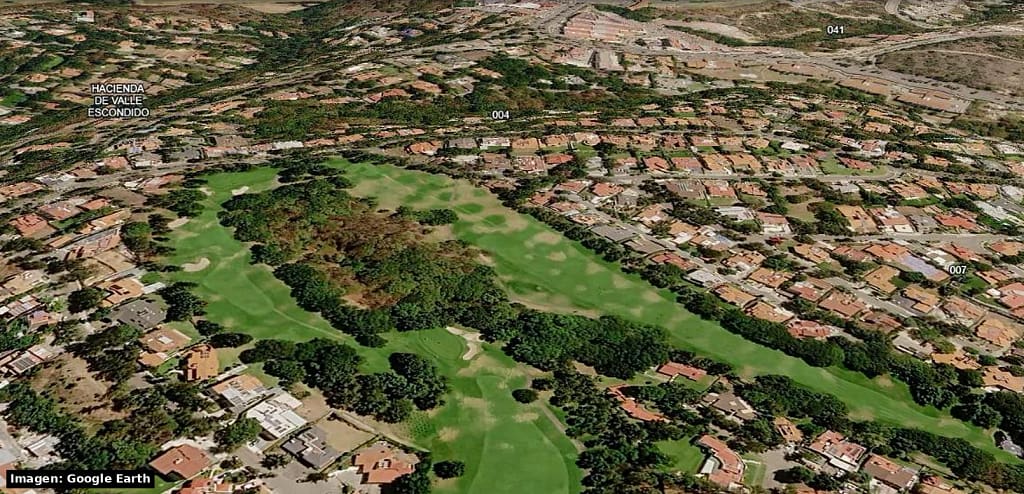 Vista aérea de la Zona Esmeralda en Atizapán con campo de golf