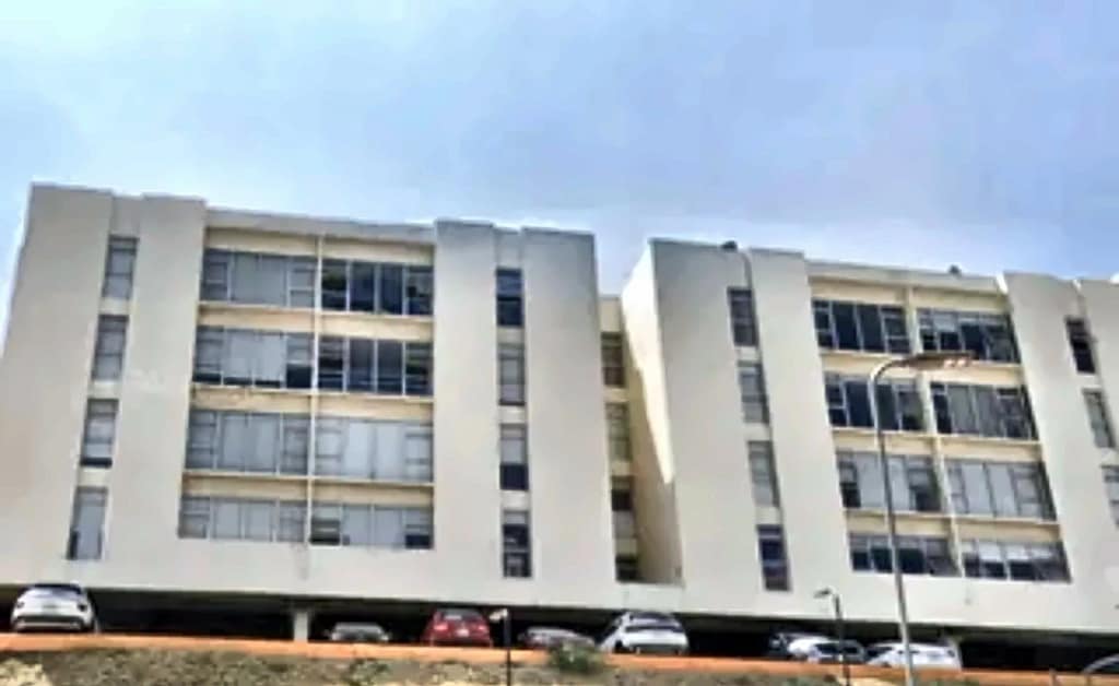 Fachada del edificio del departamento en renta en Bosque Esmeralda