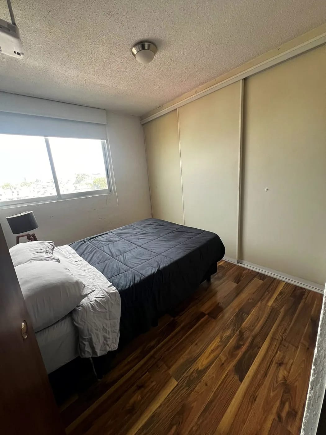 Recámara con clóset de puertas corredizas