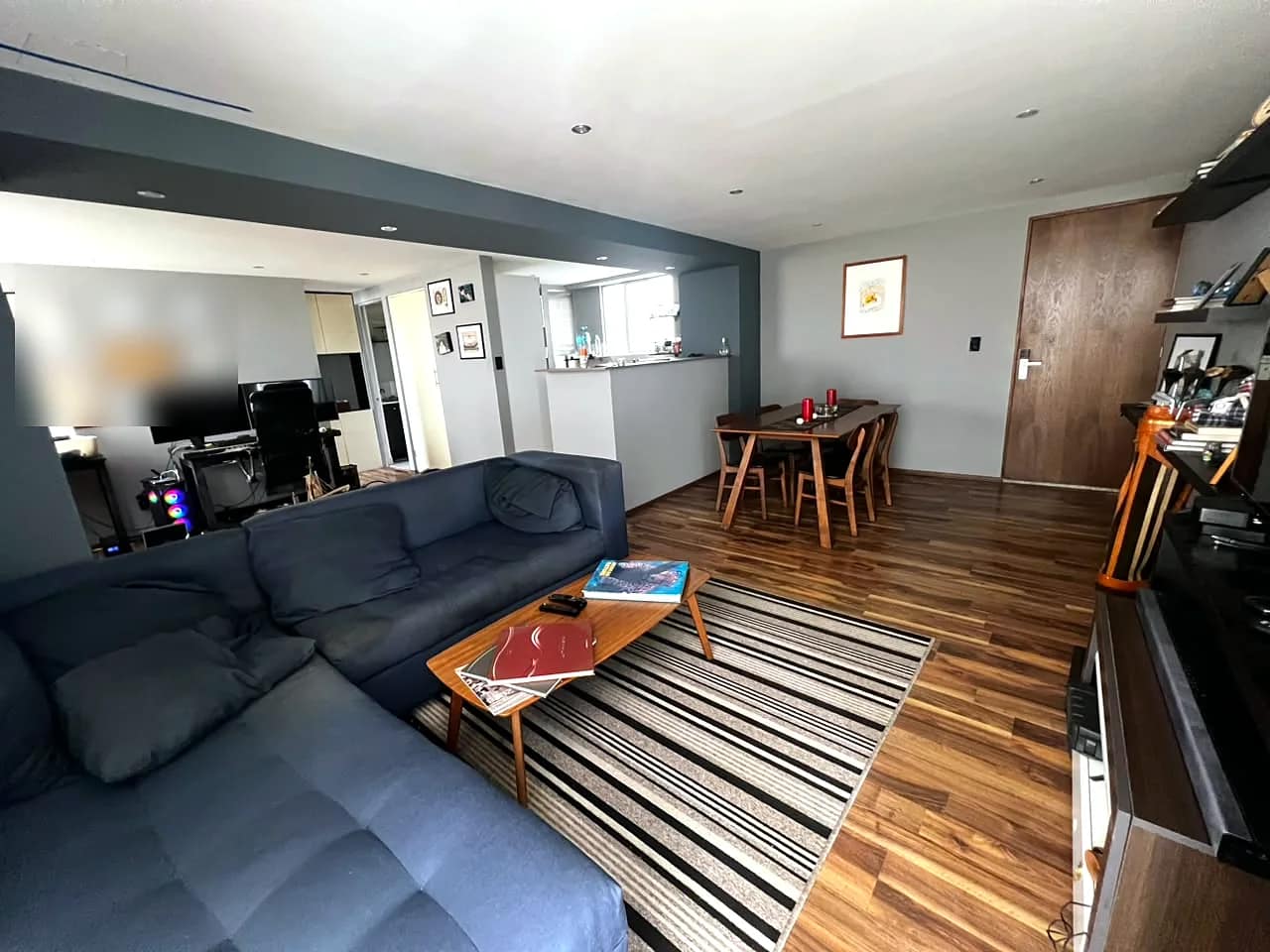 Sala con piso de madera del departamento en venta en Cuajimalpa