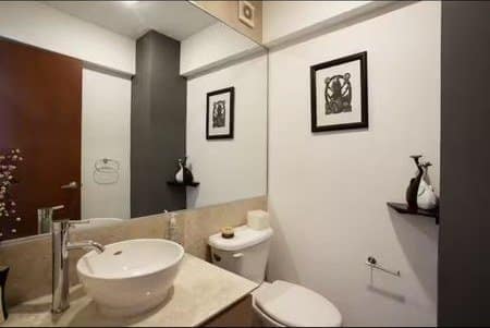 Baño con lavabo del departamento en Grand Tower