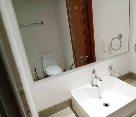 Lavabo y espejo del departamento en Conjunto Umbral