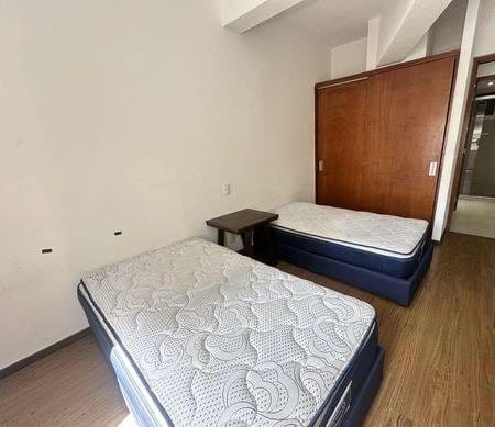 Recámara con dos camas y clóset en Conjunto Umbral