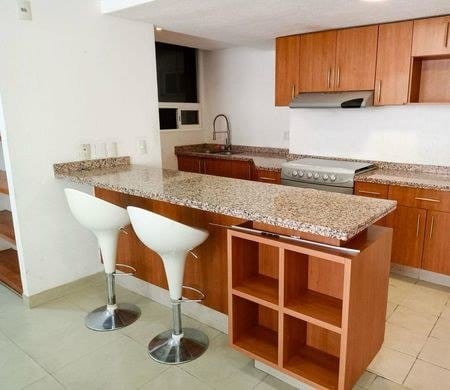 Cocina con barra del departamento en Conjunto Umbral