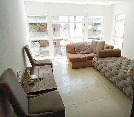 Sala con ventanales del departamento en Conjunto Umbral