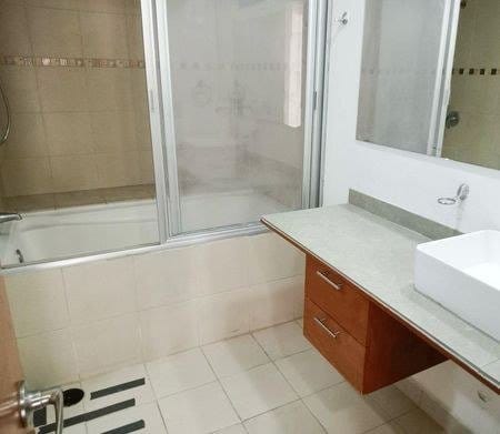 Baño con tina del departamento en Conjunto Umbral