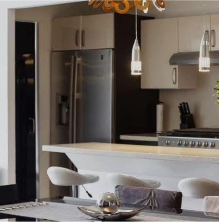 Cocina con barra del departamento en Grand Tower