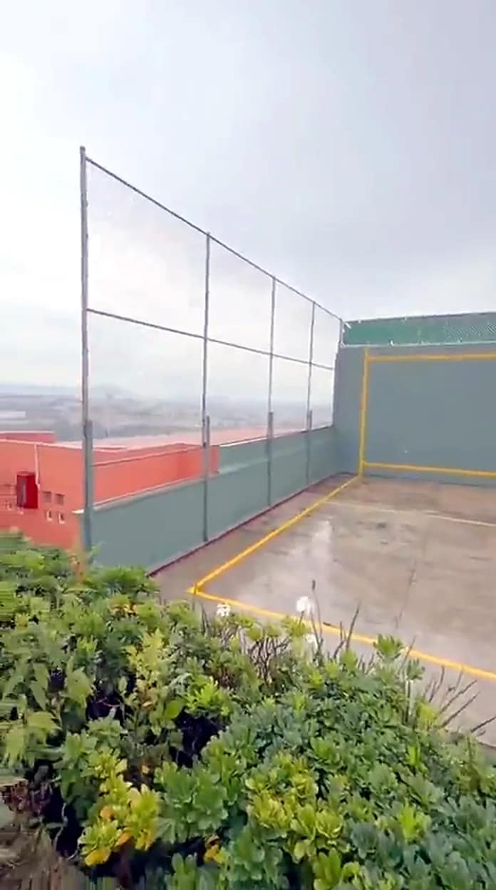 Cancha de frontenis del condominio