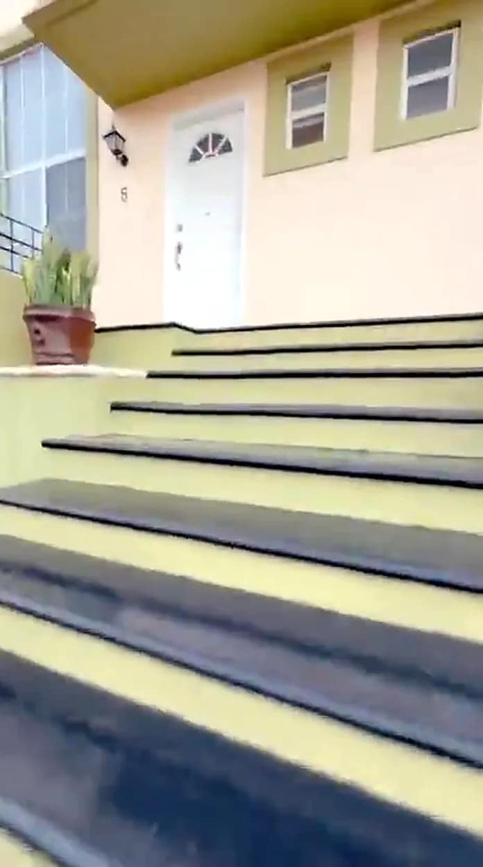 Escalinata de entrada a la casa en venta en condominio en Naucalpan