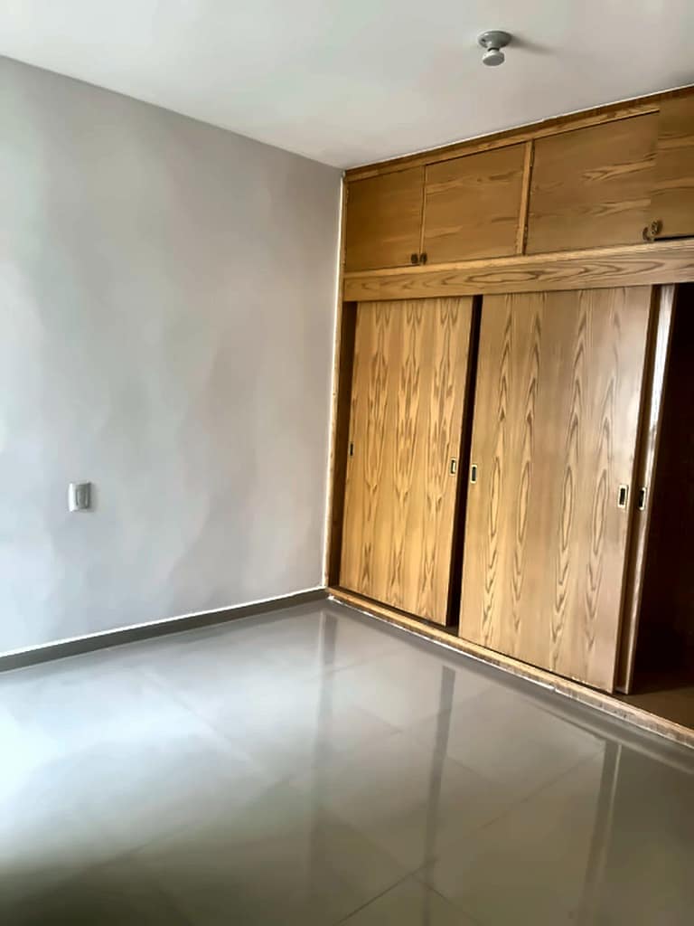 Recámara con clóset de madera del departamento en renta en Bosque Esmeralda