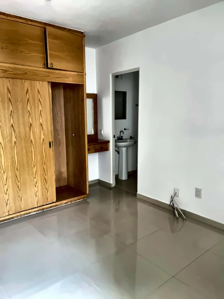 Recámara con baño propio del departamento en Bosque Esmeralda, Atizapán