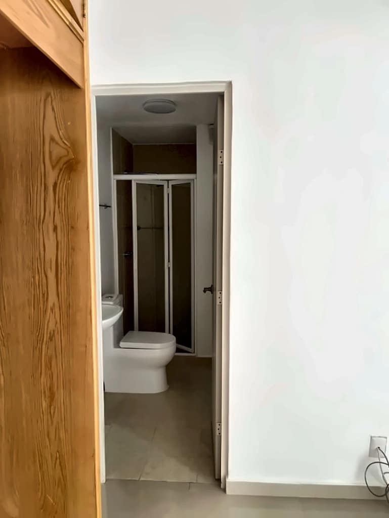 Baño completo con cancel del departamento en renta en Bosque Esmeralda