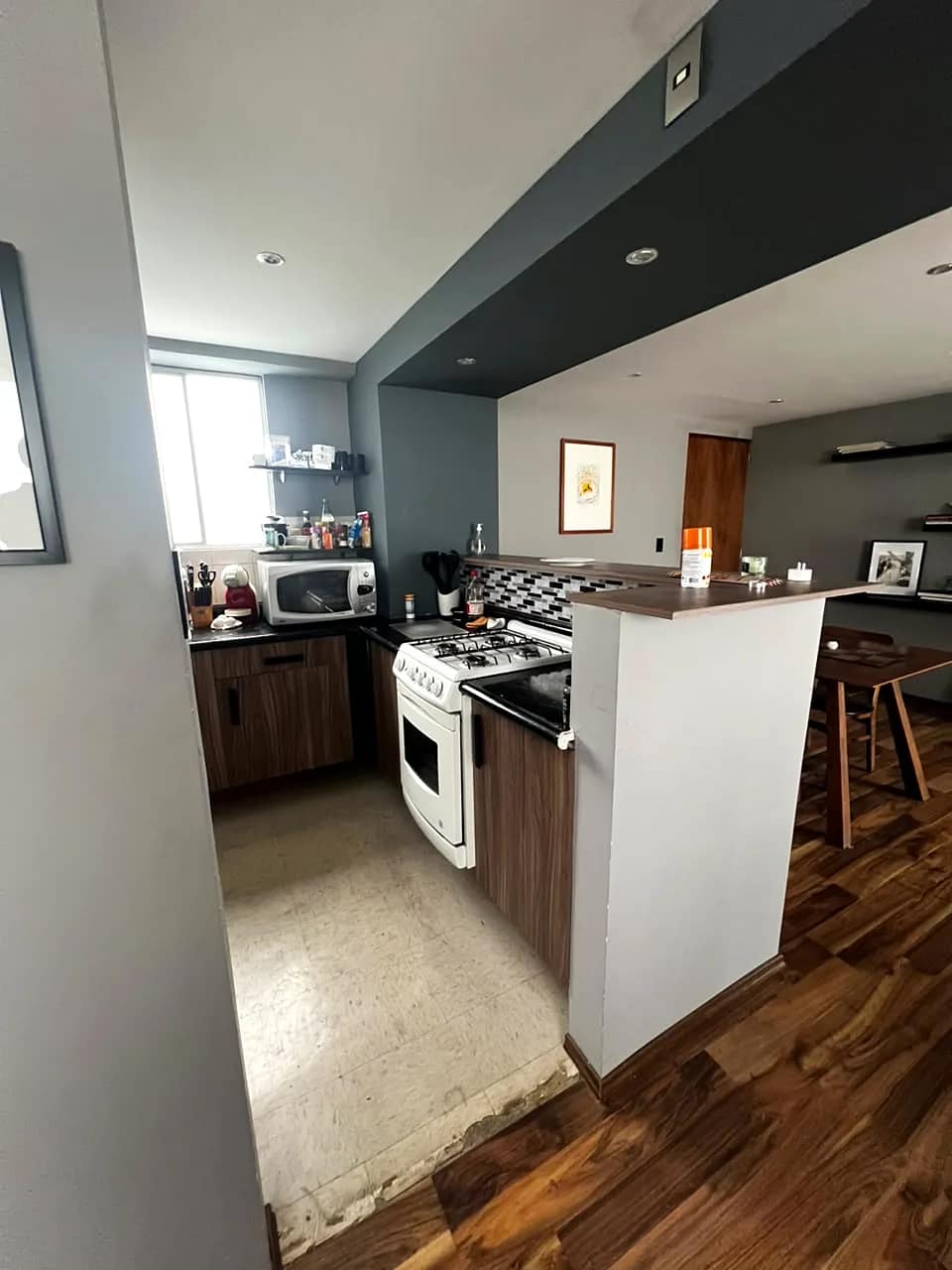 Cocina integral equipada con barra